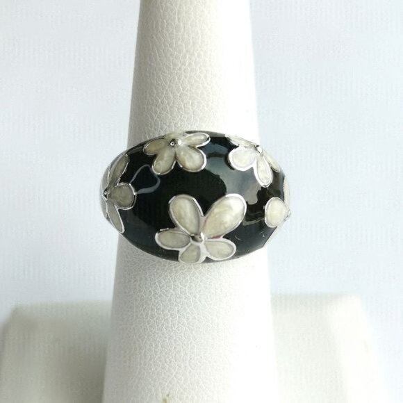 Dome ring white and black flowers size 7 NWT - Picture 5 of 8